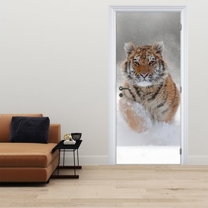 Deursticker - Rennende tijger in de sneeuw (2)