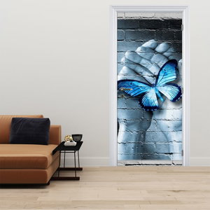 Deursticker - Blauwe vlinder aan de muur (2)