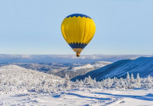 Fotobehang - Vlucht over winterlandschap (2)