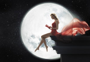 Fotobehang - Vrouw bij volle maan (2)